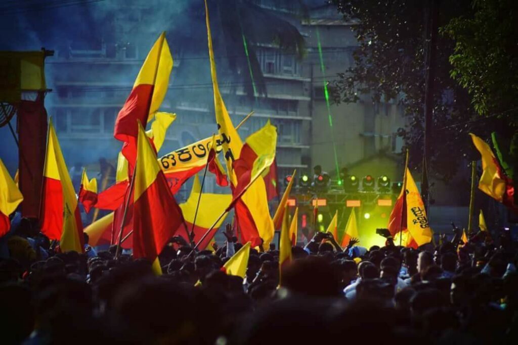 ಕರುನಾಡ ಧ್ವಜದ ನಿಜವಾದ ಕಥೆ: ಕೆಂಪು-ಹಳದಿ ಬಾವುಟದ ಹಿಂದಿರುವ ನೆತ್ತರು, ಕಣ್ಣೀರು ಮತ್ತು ಕನ್ನಡಿಗರ ಕೆಚ್ಚೆದೆಯ ಇತಿಹಾಸ! 2 Kannada Flag